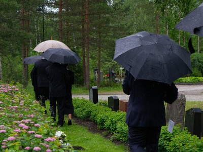 Kulkeminen haudalle